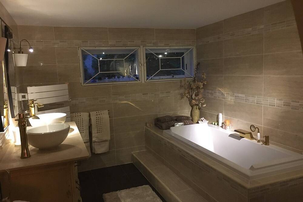 Independent suite- Ground floor of our family home in the middle of a vineyard in Cers, Côte d'Améthyste