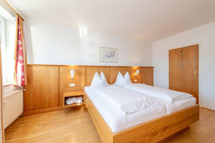 Ganze Ferienwohnung, Apartment/2 Schlafräume/Du od. Bad, Wc in Zell am See (Stadt), Zell am See