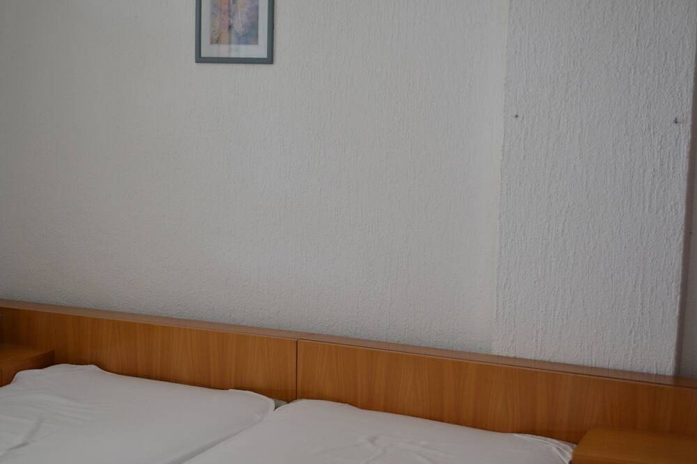 Cijeli apartman, Apartment with terrace, sea and mountain views, climate, barbecue, close to the beach (30m) in Karlobag, Velebit Nature Park