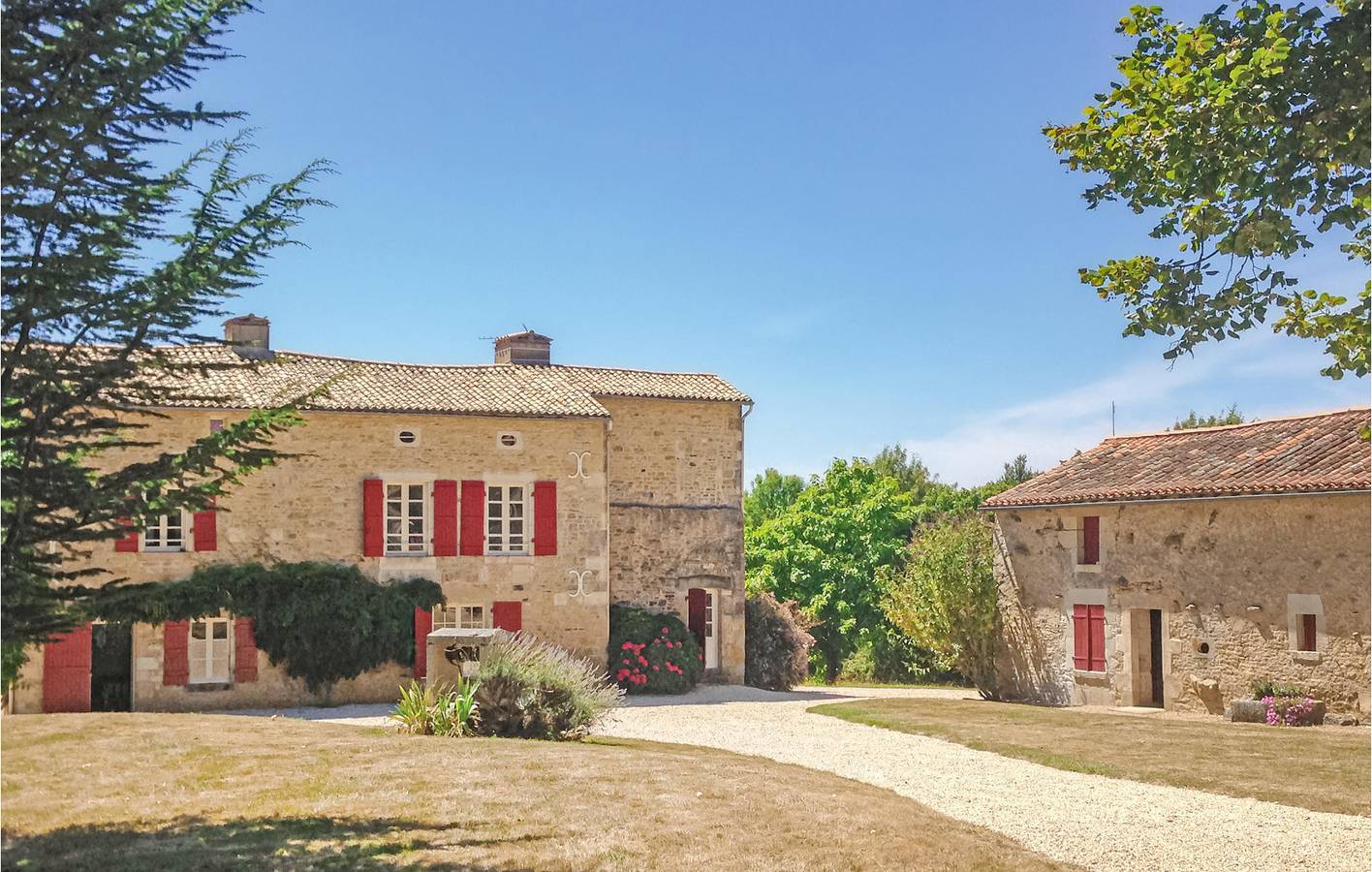 206 m² große Wohnung mit Parkplatz, TV, Pool und Fluss in der Nähe in Saint-Maixent-de-Beugné, Niort und Umgebung