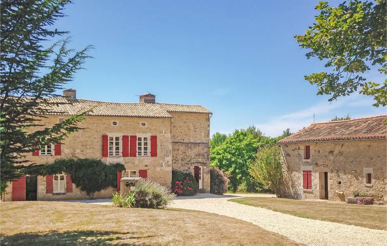 206 m² große Wohnung mit Parkplatz, TV, Pool und Fluss in der Nähe in Saint-Maixent-de-Beugné, Niort und Umgebung