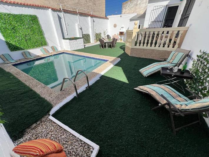 Casa rural para 9 personas, con jardín además de piscina y jacuzzi en Campotéjar