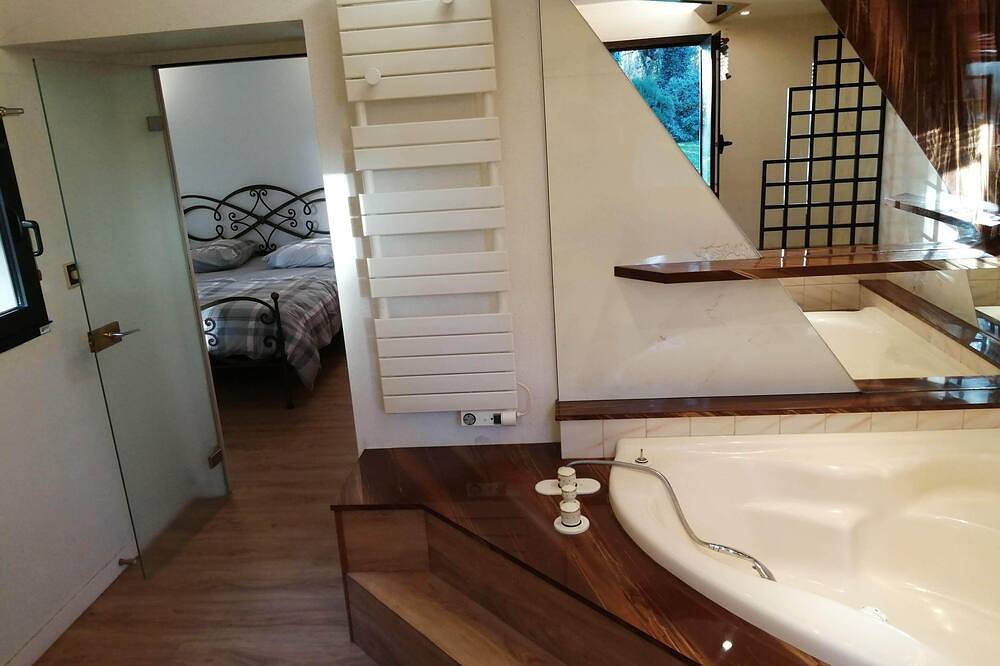 Grand gîte avec piscine privée couverte et chauffée, location we et semaine. in Plounérin, Région de Lannion