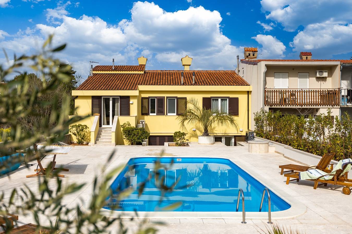 Holiday Home Punat Oasis – atemberaubender Sonnenuntergangs- und Meerblick & E-Ladegerät für Elektrofahrzeuge in Punat, Krk