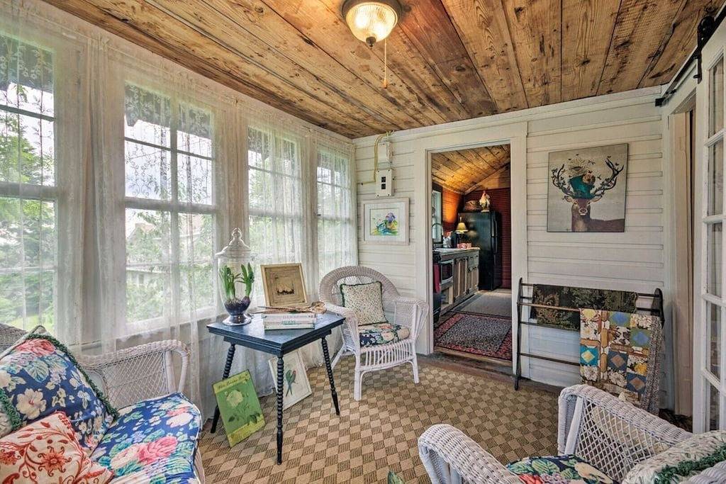 Neu! Historische Hütte in der Kleinen Schweiz mit Feuerstelle zu Dorf und Geschäften! in Blue Ridge Parkway, Little Switzerland