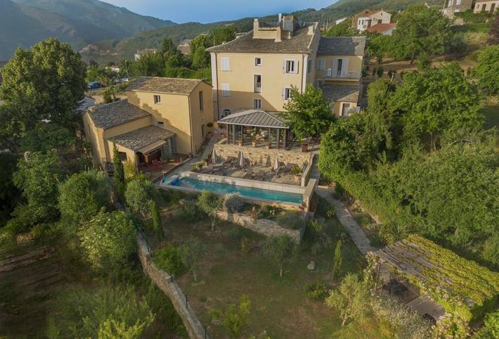 Gîte pour 2 personnes, avec Terrasse et Jardin ainsi que Piscine et Vue à Rutali