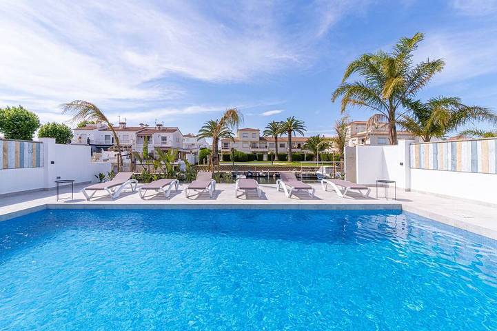 Chalet für 9 Personen, mit Garten und Terrasse in Empuriabrava