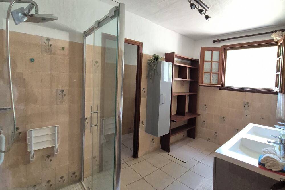 House in the South of France, 15 minutes from the Mediterranean Sea - sleeps 5 in Cournonsec, Côte d'Améthyste