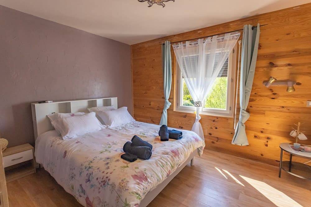 Au petit Bonheur Chambres d'hôtes avec piscine partager. in Hautefage-la-Tour, Quercy