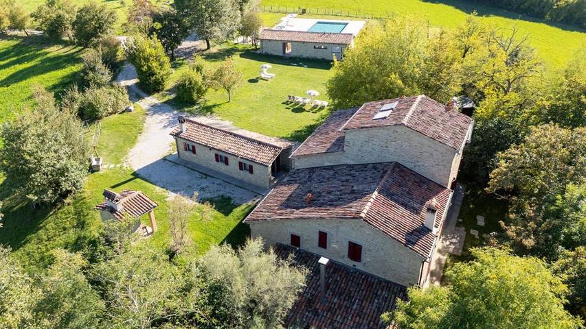 Agriturismo per 38 persone, con piscina e panorama nonché giardino in Tredozio