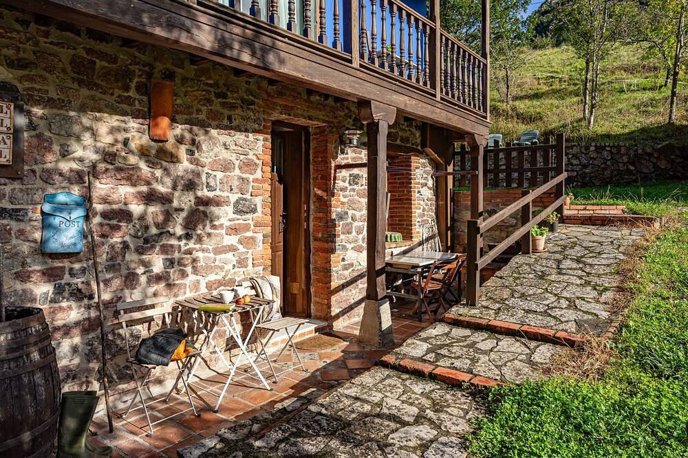 Cabaña de lujo con bañera de hidromasaje junto al río Sella y los Picos de Europa in Precendi, Amieva
