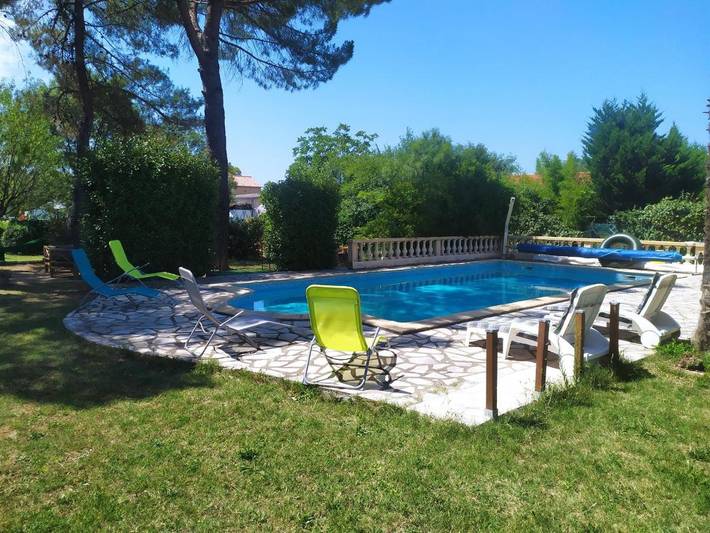 Gîte pour 3 personnes, avec Terrasse ainsi que Jardin et Piscine à Saint-Julien-les-Rosiers - 3