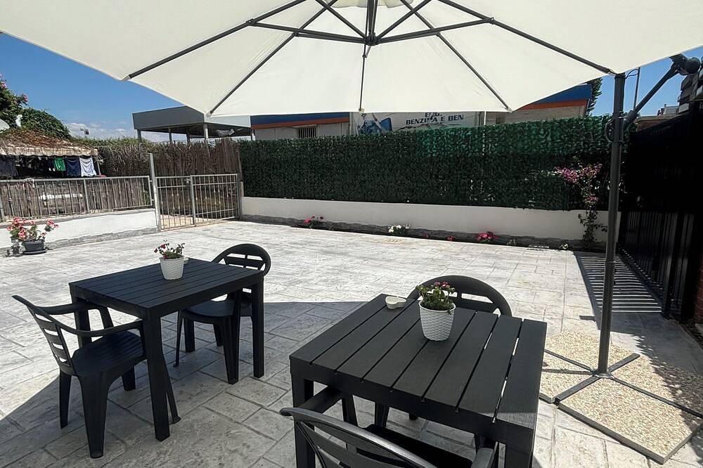 At 100 mt from the sea and train station, room with all amenities in Nettuno, Rome Province