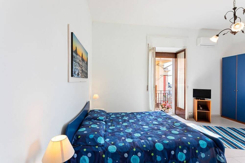 Entire apartment, This comfortable 80sqm apartment can accommodate up to 3 people (distributed over 2 levels with internal stairs) located on the first floor, without a lift, of a characteristic building overlooking the Cyclops Riviera and Lachea Island. In 5 minutes on f in Aci Trezza, Aci Castello