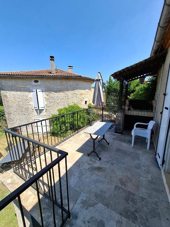 Location de vacances pour 10 personnes, avec jardin ainsi que piscine et vue, animaux acceptés à Saint-Vincent-Rive-d'Olt - 4