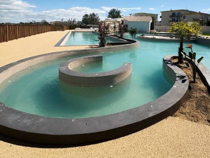 Camping pour 4 personnes, avec Jacuzzi et Bassin pour enfant