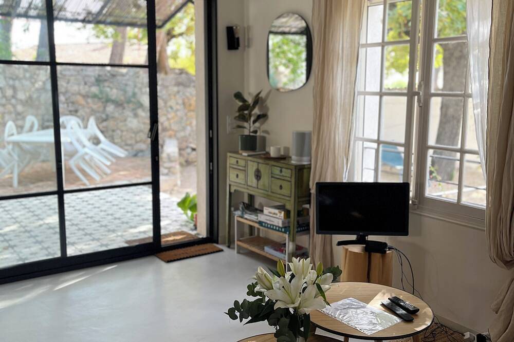 The Lodge, a haven of peace in an oak forest in Châteauneuf-Grasse, Costa mediterránea (Francia)