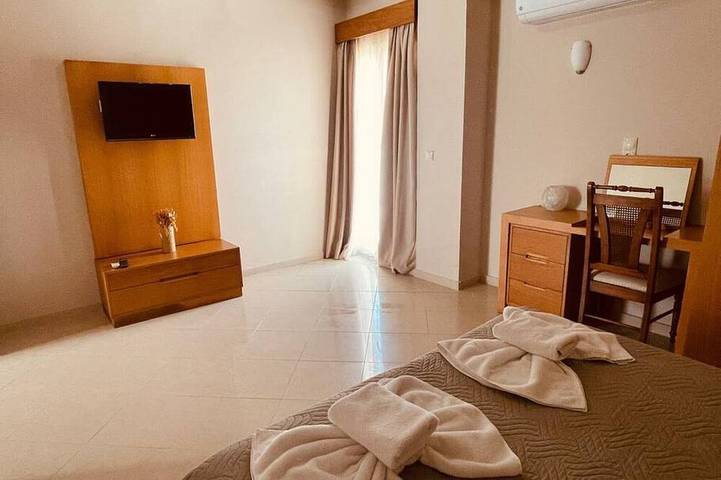 Quest Star Villa - 20meters to beach. Sleeps 8. in Plataniás, Région de la Canée