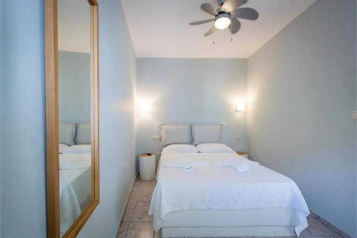 Appartamento intero, Appartamento 'Irene Superior Triple Disability' con terrazza privata, Wi-Fi e aria condizionata in Andros
