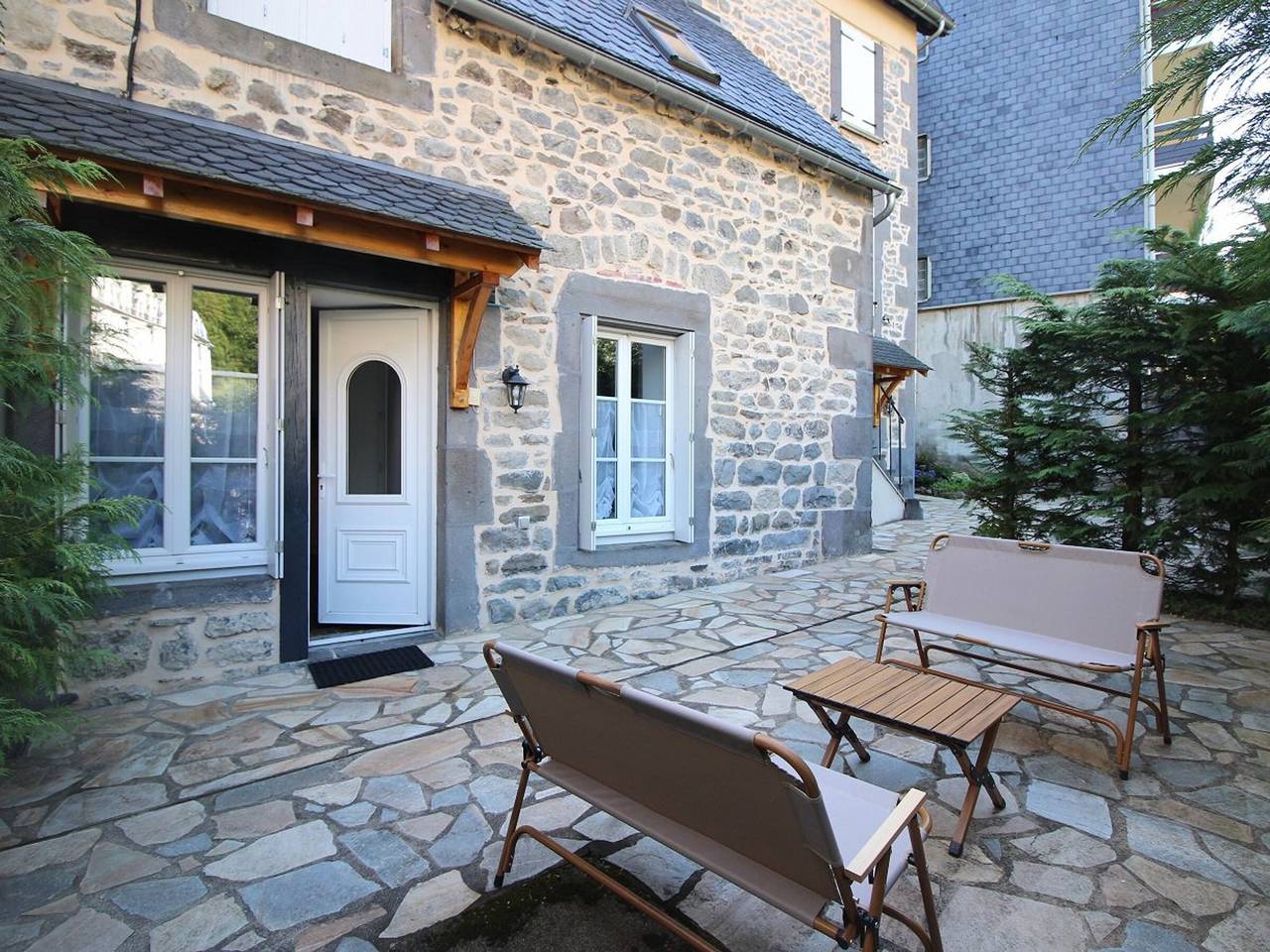Ganze Wohnung, Mont-Dore: Charmante Appartement T2 avec Terrasse, 200m des Thermes, Wifi, Capacité 4 Pers. in Mont-Dore, Regionaler Naturpark Volcans d'Auvergne