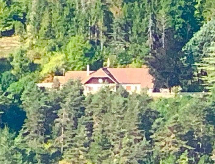 Location de vacances pour 2 personnes, avec jardin ainsi que terrasse et piscine à Lalley