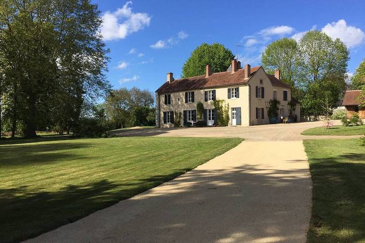 Location de vacances pour 22 personnes, avec jardin à Berry-Bouy