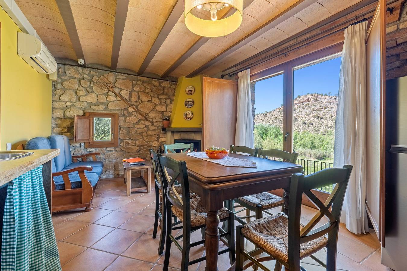 Vakantiehuis "Mas De Lorena" met Uitzicht op de Bergen, Gedeeld Zwembad & Wifi in Terres de l'Ebre, Tarragona Provincie