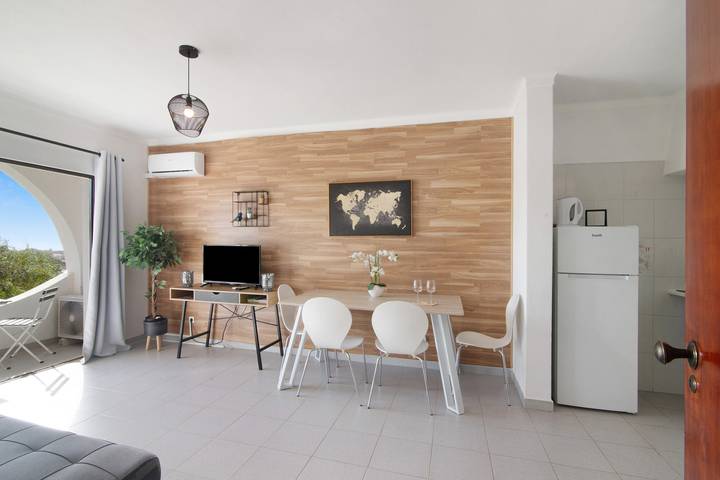 Entire apartment, Holiday Apartment "Garden and Sea View" with Sea View, Shared Tenni Court & Wi-Fi in Carvoeiro, Faro District