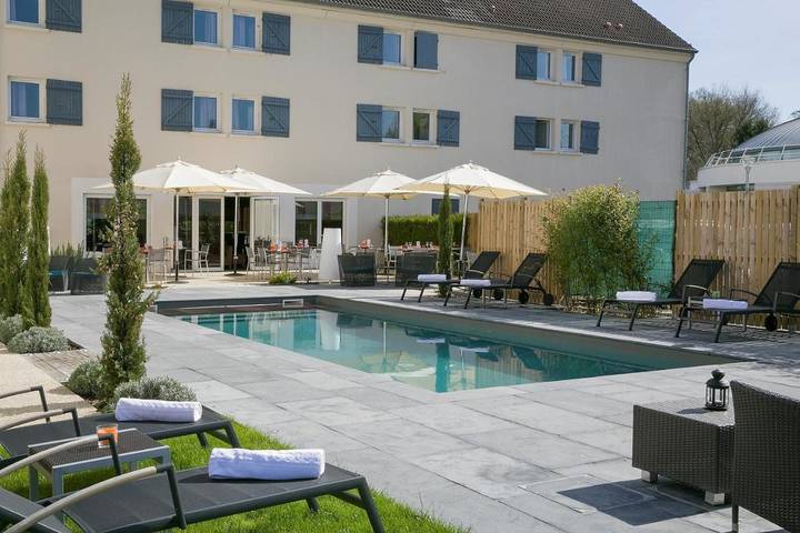 Hôtel, avec Terrasse ainsi que Jardin et Piscine