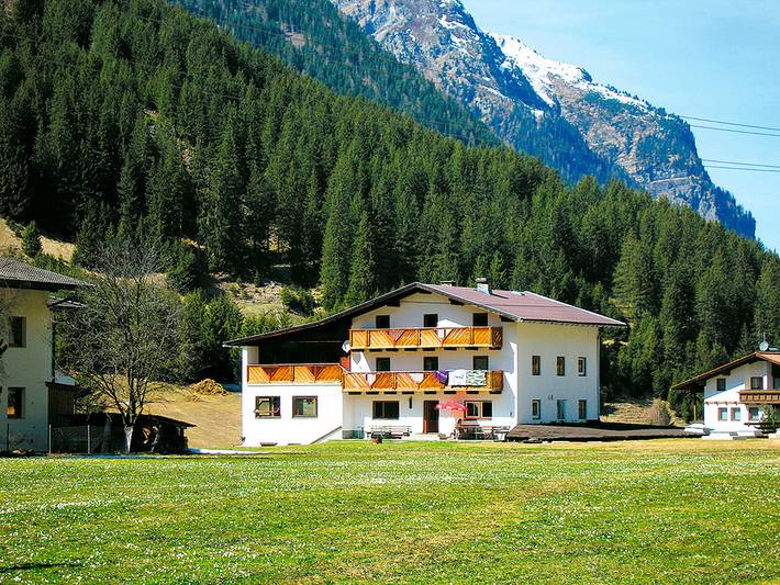Ferienhaus für 39 Personen, mit Balkon und Terrasse sowie Garten und Sauna im Pitztal