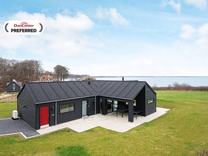 Ferieudlejning for 8 personer, med terrasse, børnevenlig i Kelstrup Strand