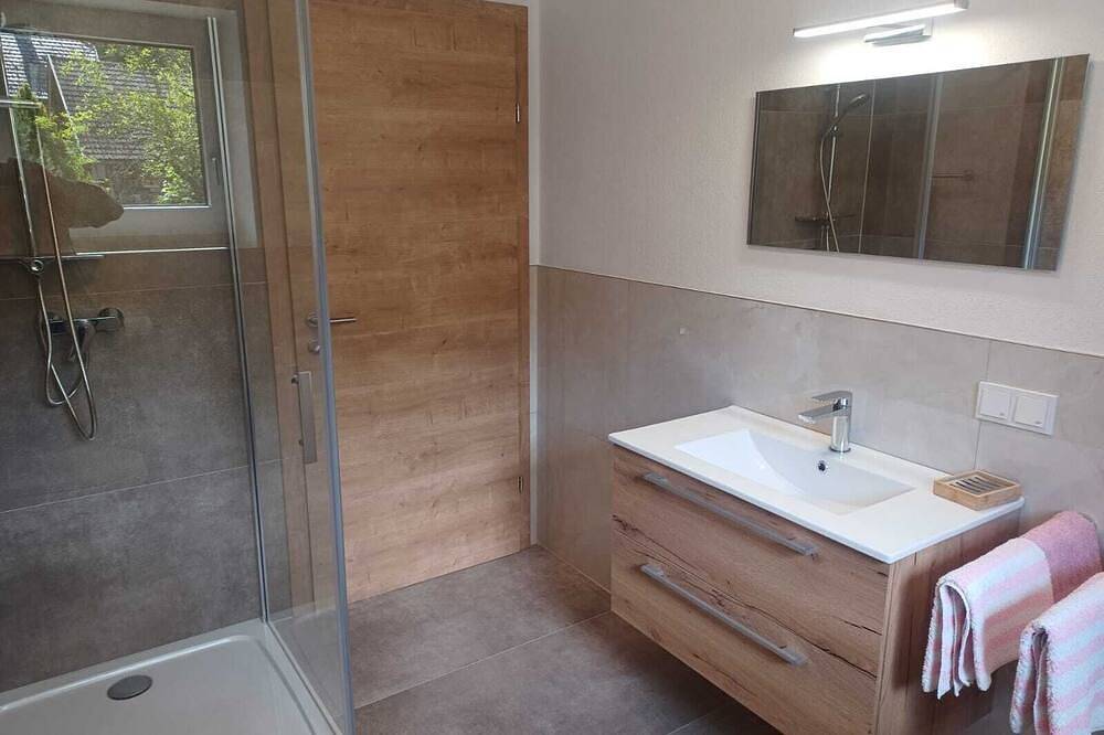 Ganze Wohnung, Ferienwohnung direkt am wunderschönen Irrsee mit eigenen Badeplatz in Salzkammergut-Berge, Mondsee & Irrsee