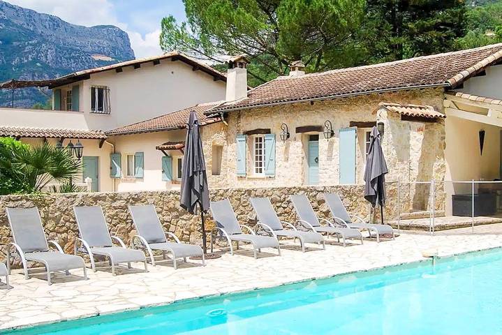 Maison de vacances pour 16 personnes, avec piscine ainsi que terrasse et jardin, animaux acceptés à Tourrettes-sur-Loup