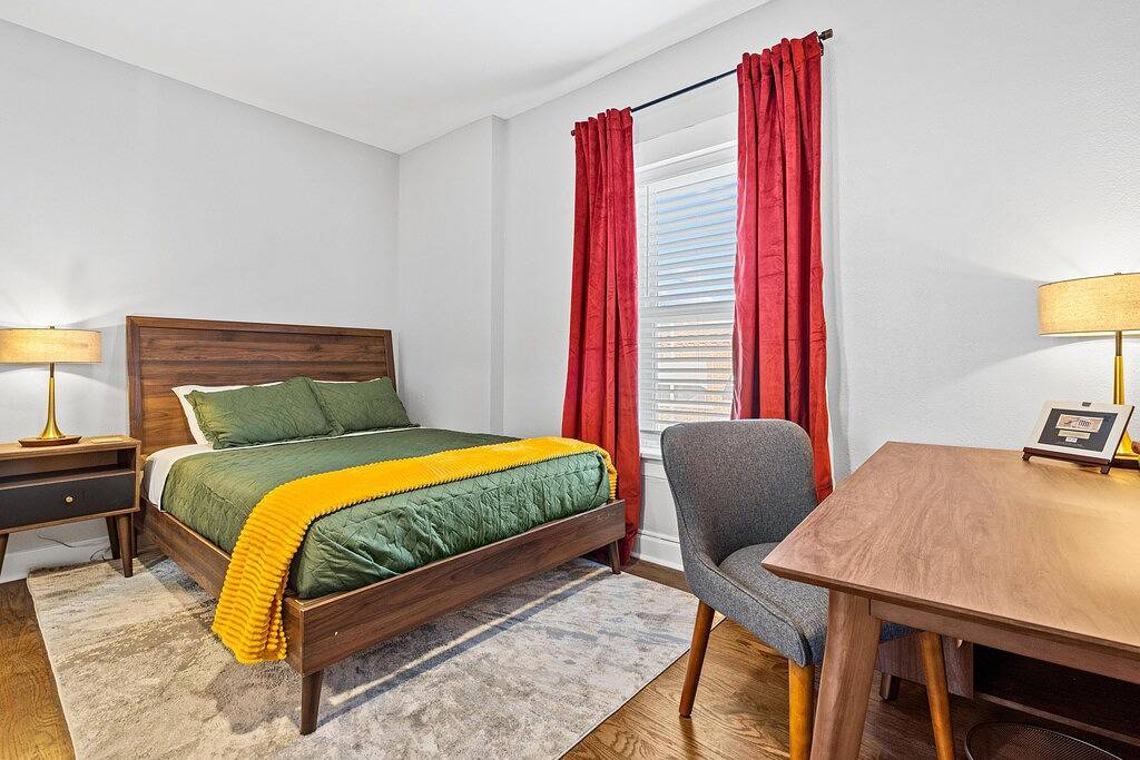 Ganze Wohnung, Beautifully Remodeled 3 bed + Walkable to Westport + Private Courtyard! in Kansas City, Missouri