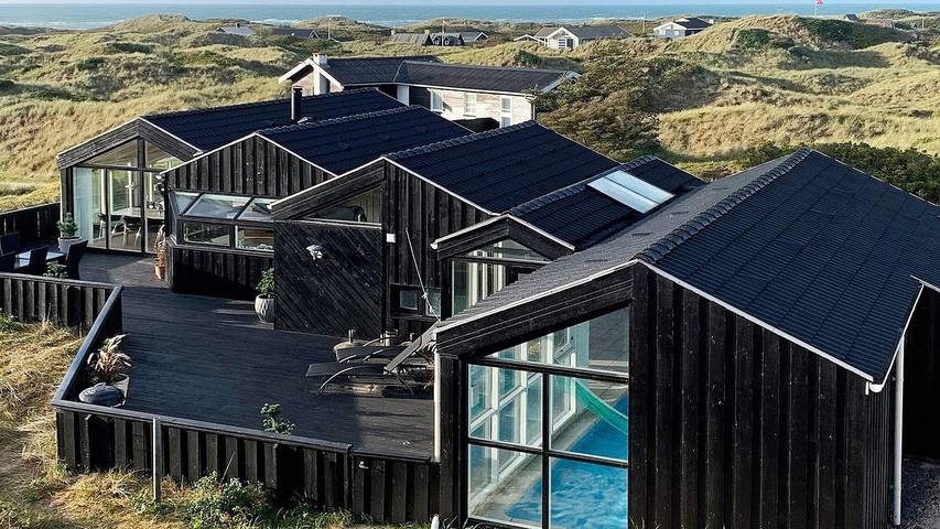 Ferieudlejning for 9 personer, med sauna og terrasse såvel som pool og jacuzzi, husdyr tilladt i Vesterhavet