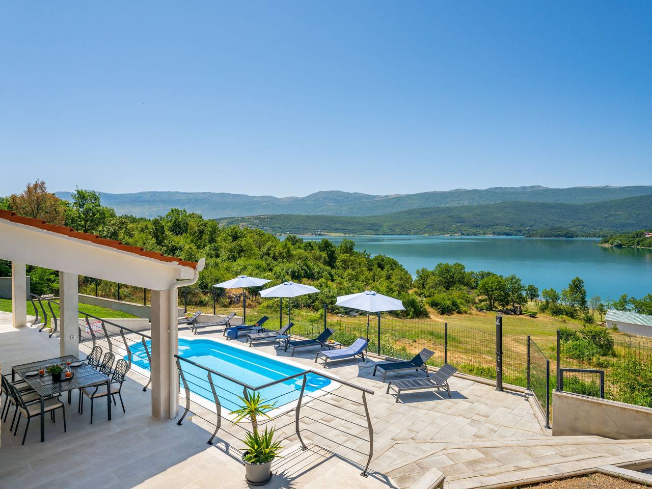 Escape on lake in Dalmatinisches Zagora