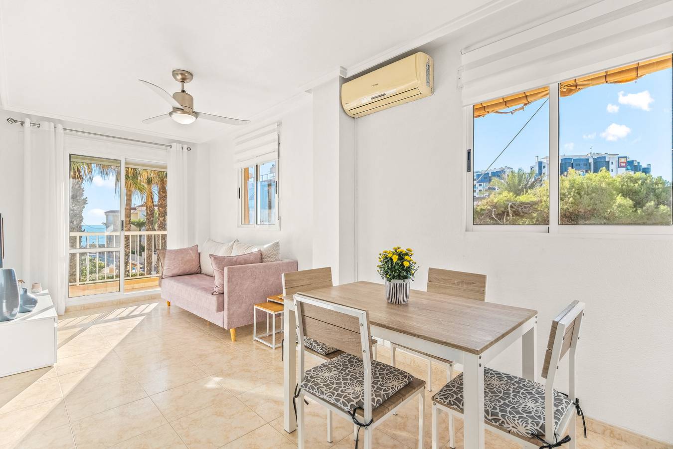 Apartamento entero, Apartamento 'Pleamar 23' con vistas al mar, Wi-Fi y aire acondicionado in Punta Prima (Alicante), Torrevieja