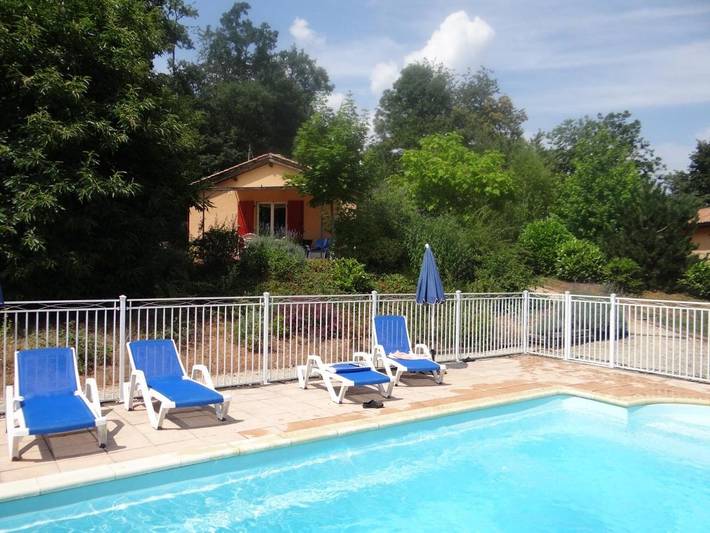 Location de vacances pour 5 personnes, avec piscine et jardin à Doissat