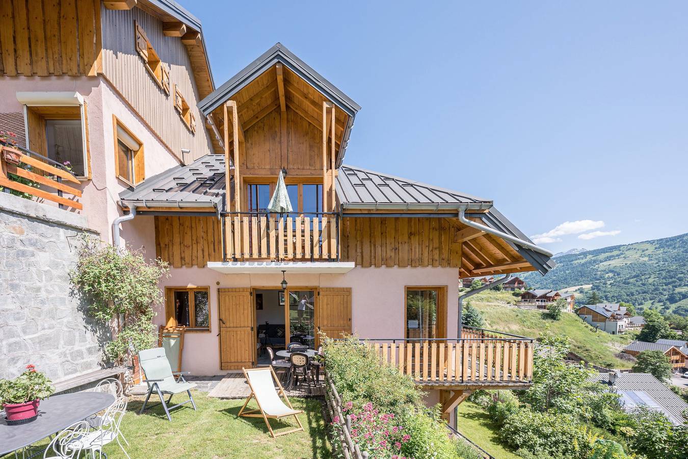 Chalet 'La Mouliniere 1' with Mountain View, Balcony and Wi-Fi in Valloire, Saint-Jean-de-Maurienne region