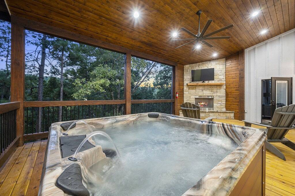 New Luxury Honeymoon Cabin, Private Hot Tub and Large Rain Shower in Broken Bow, Broken Bow Lake