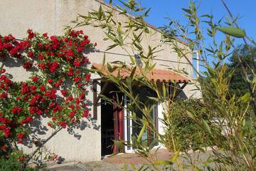 Gîte pour 2 personnes, avec terrasse ainsi que jardin et piscine, animaux acceptés à Aups