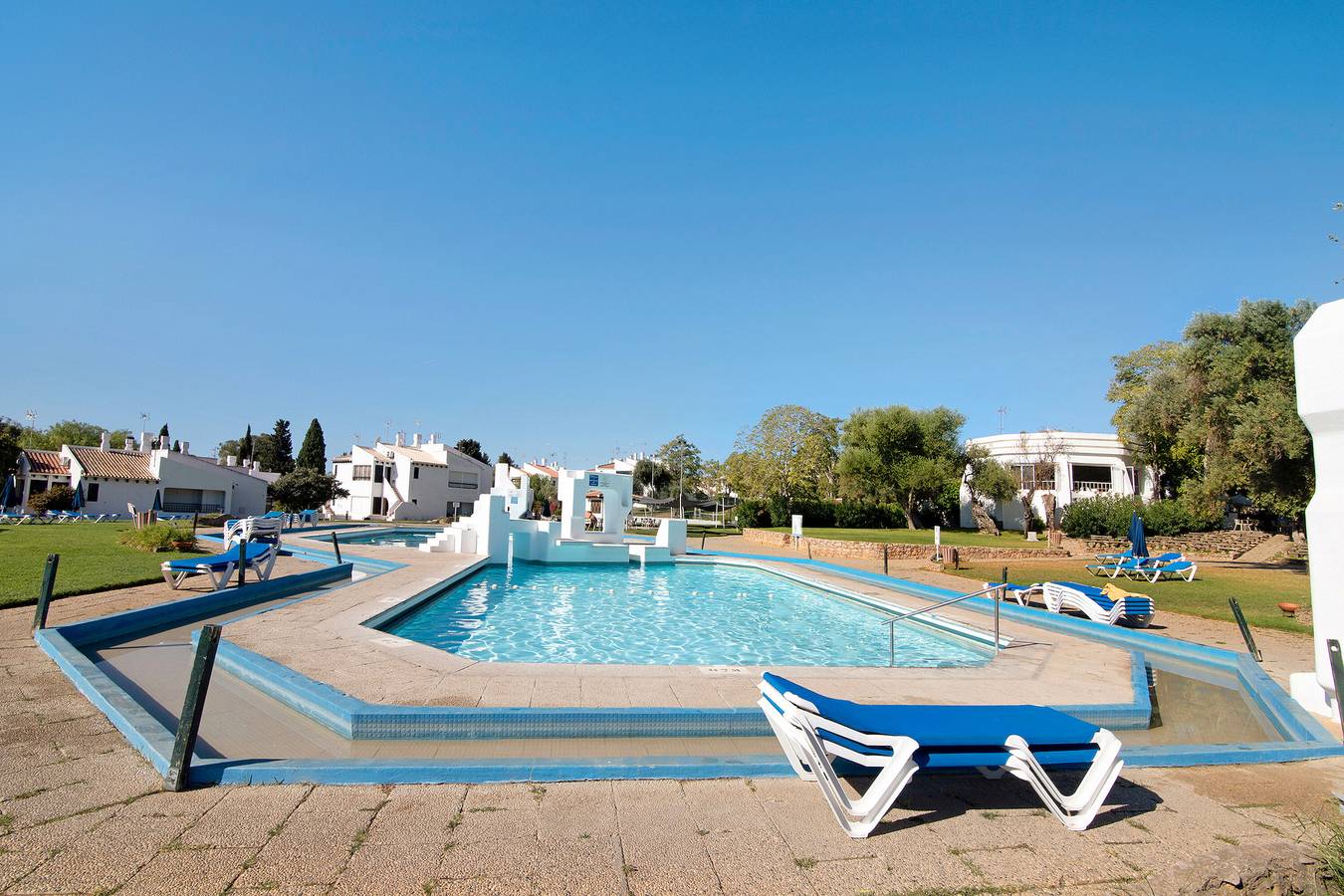 Casa vacanze 'Terrace 19B' con vista mare, piscina condivisa e aria condizionata in Pedras d'El Rei, Santa Luzia