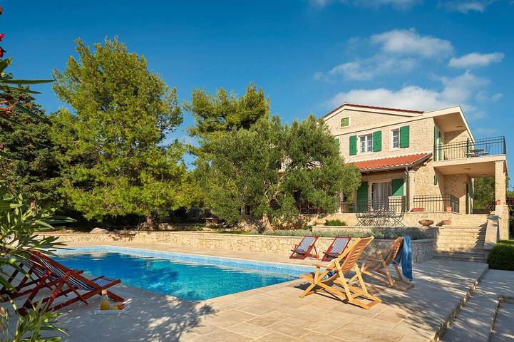 Holiday home for 8 people, with terrace in Lun