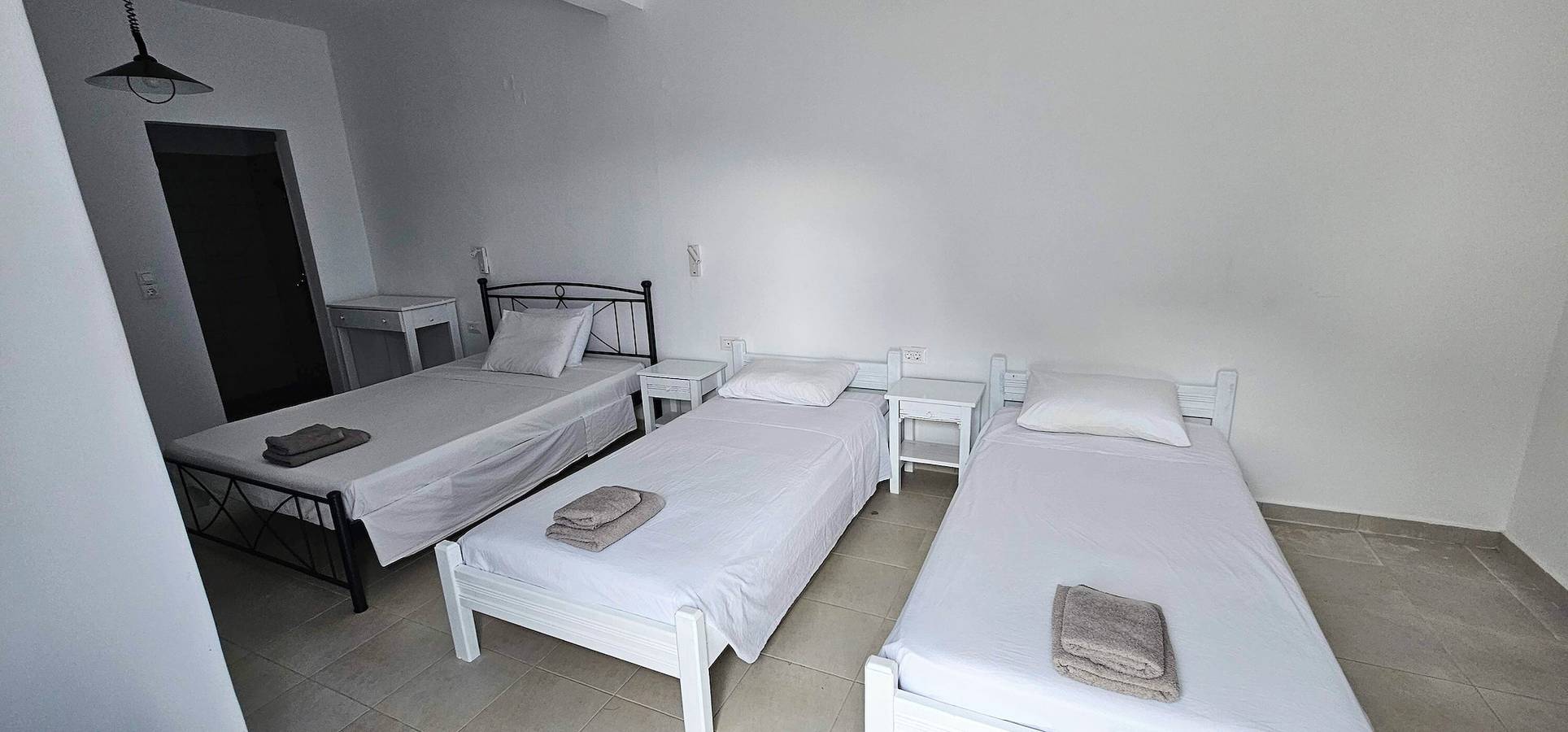 Economy Quadruple Room Apartment with Balcony, Wi-Fi and Air Conditioning in Perivolos Beach, Perissa