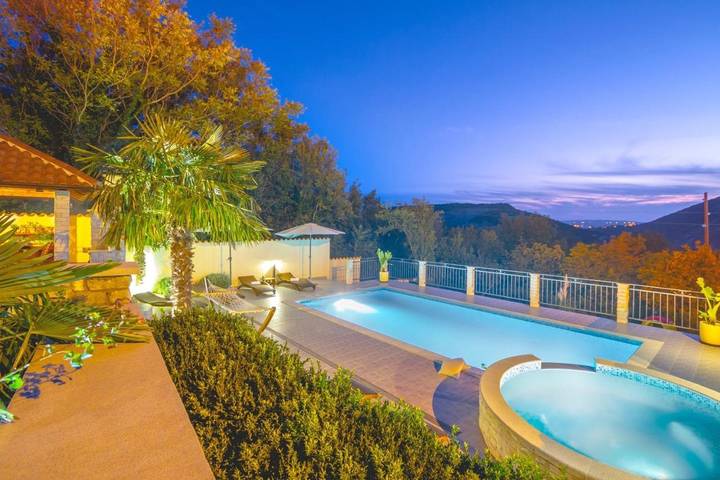 Ferienhaus für 8 Personen, mit Balkon und Terrasse sowie Garten und Pool