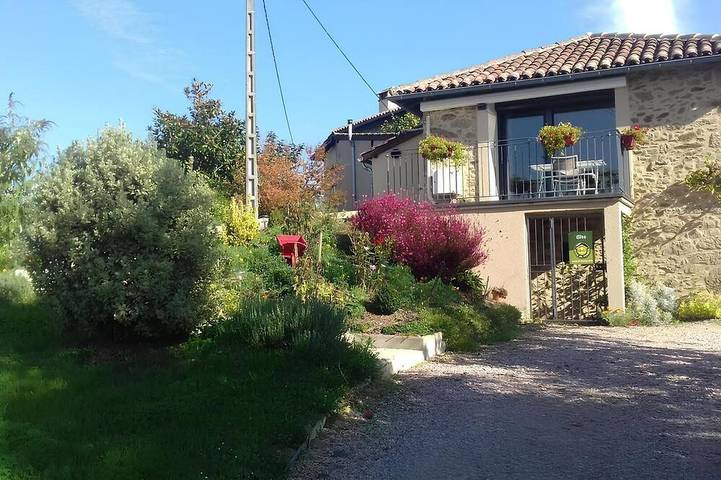 Gîte pour 2 personnes, avec jardin dans Viazac