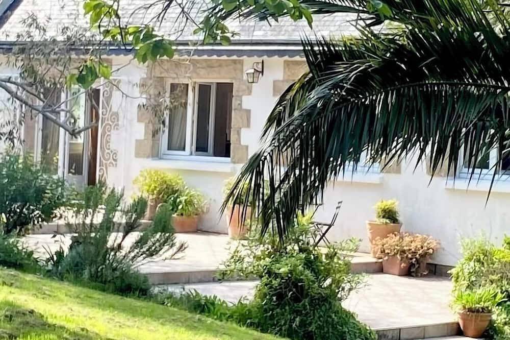 Villa avec piscine, très beau jardin, calme, à 650 m de la mer in Paimpol, Côte de Goëlo