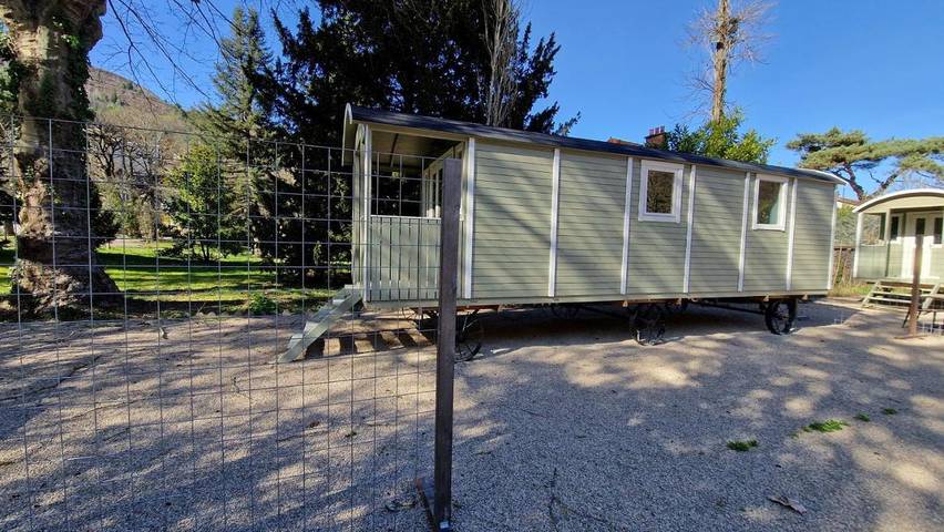 Gîte pour 2 personnes, avec Terrasse et Jardin ainsi que Piscine et Vue à Viviez
