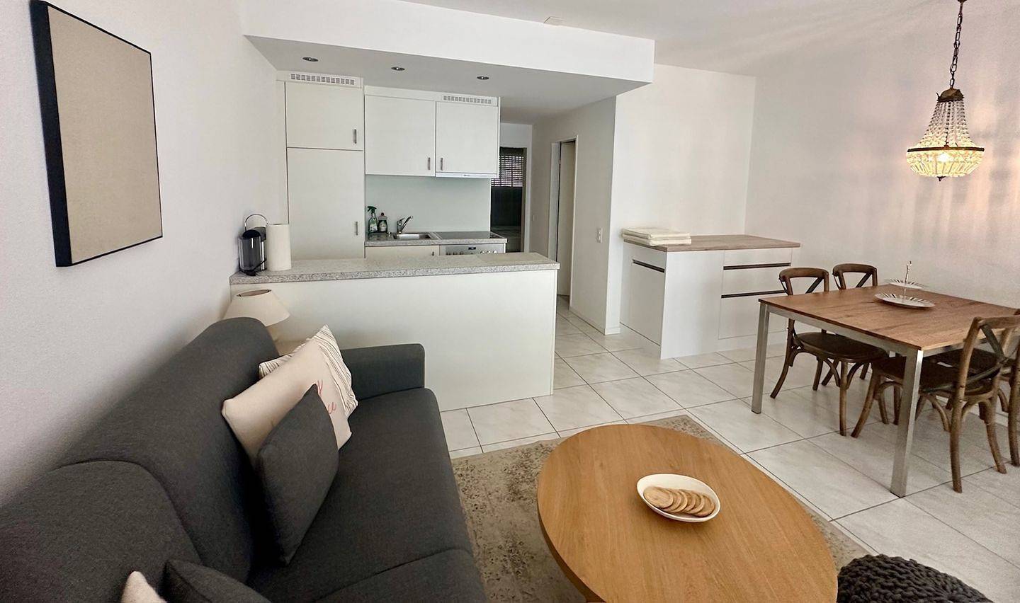 Ganze Wohnung, Moderne Ferienwohnung im 3. Stock für 1-4 Personen. in Orselina, Tessiner Alpen