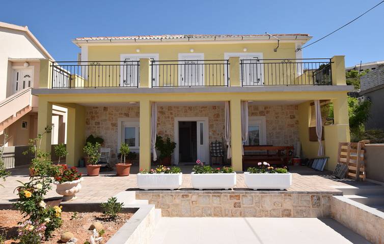 Ferienwohnung für 9 Personen, mit Balkon und Terrasse sowie Garten in Zubovići